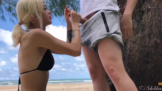 Секс с любимым на берегу моря во время отпуска
